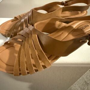 Earth Woman’s Leather Tan Strappy Sandals size 12
